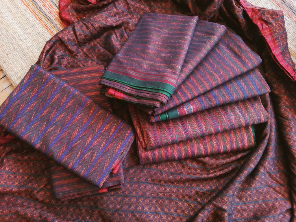 ผ้าไหมลายโฮลบ้านนาตัง หมู่ที่ ๘ และหมู่ที่ ๙ ตำบลเขวาสินรินทร์