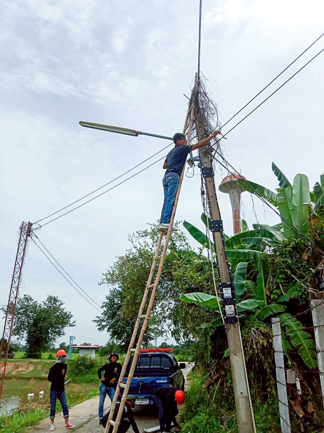 งานไฟฟ้า กองช่าง เทศบาลตำบลเขวาสินรินทร์:ดำเนินการออกซ่อมแซมไฟส่องสว่างสาธารณะ บ้านเขวาสินรินทร์ หมู่ที่ 2