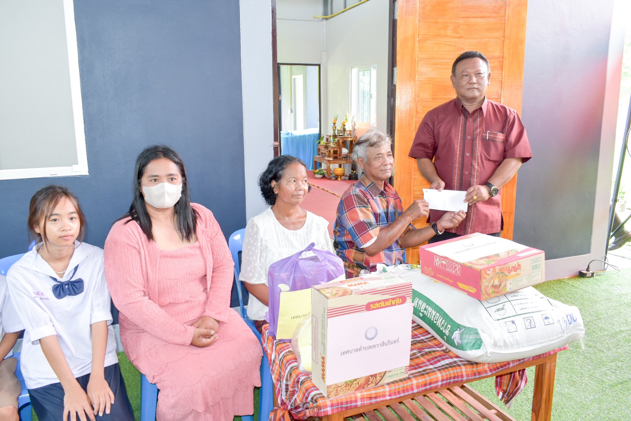 จ.สุรินทร์ ส่งมอบบ้านครัวเรือนยากจน โครงการ พช.สะเร็น ร่วมใจแก้จน ซ่อม/สร้างบ้านแก่ครัวเรือนยากจน