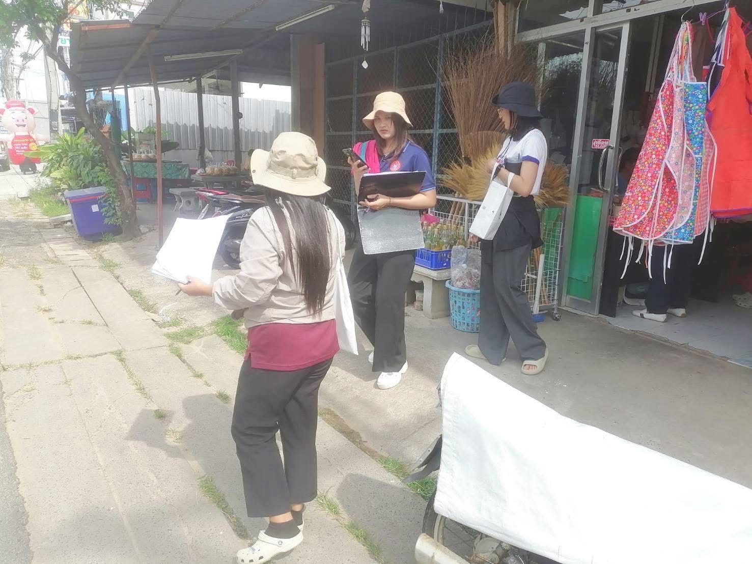 งานพัฒนาและจัดเก็บรายได้ กองคลัง งานนิติการ สำนักปลัด และงานโยธา กองช่าง เทศบาลตำบลเขวาสินรินทร์ : ออกสำรวจข้อมูล หมู่ที่ 1