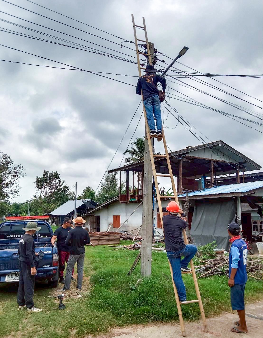 งานไฟฟ้า กองช่าง เทศบาลตำบลเขวาสินรินทร์ : ดำเนินการออกซ่อมแซมไฟส่องสว่างสาธารณะ หมู่ที่ 1, หมู่ที่ 4 และหมู่ที่ 10
