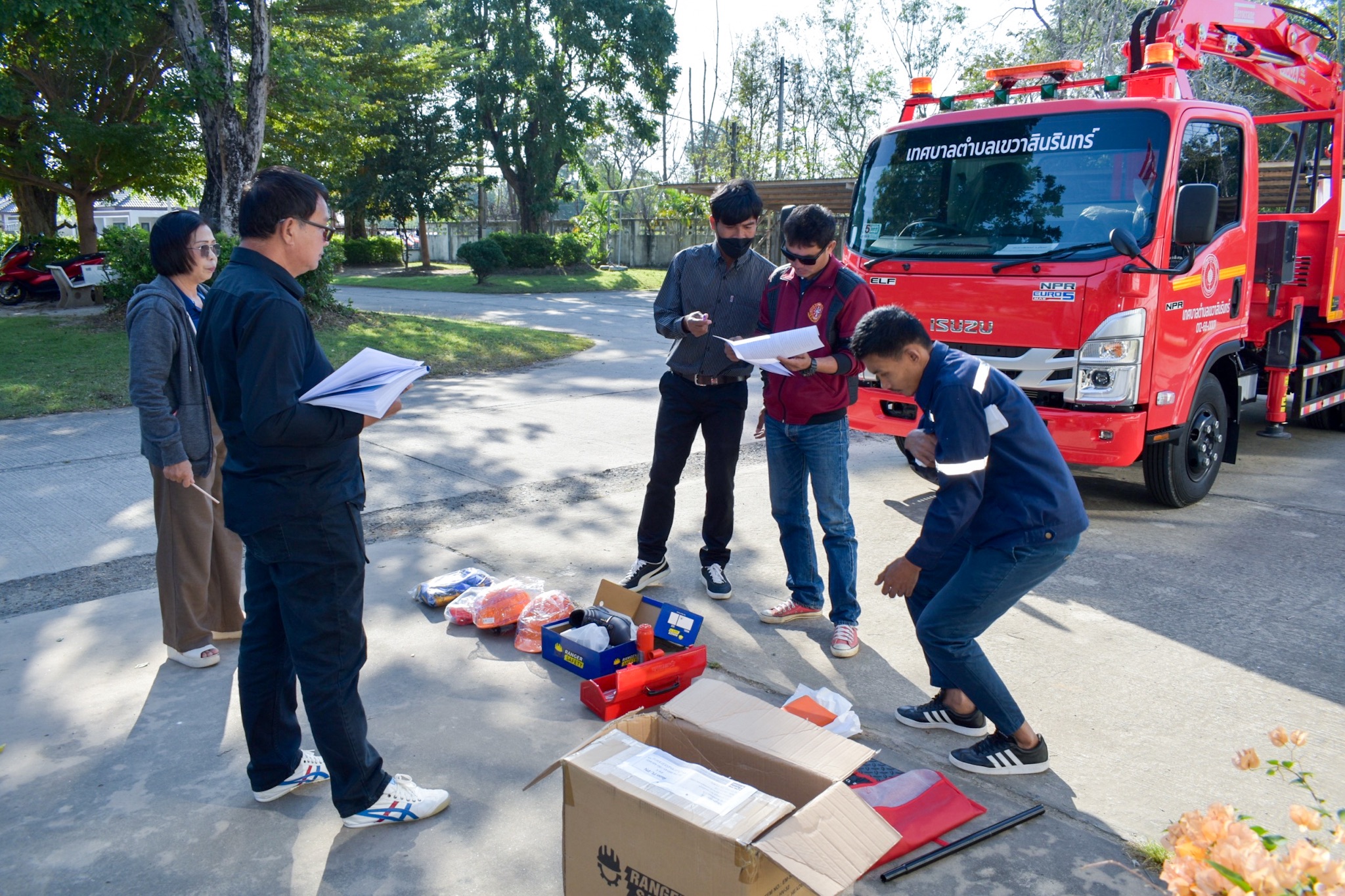 ยกระดับการบริการสาธารณะเพื่อพี่น้องประชาชนเขตเทศบาลตำบลเขวาสินรินทร์ รับการส่งมอบรถยนต์บรรทุกเทท้ายอเนกประสงค์ ติดตั้งเครนไฮโดรลิคพร้อมติดกระเช้าซ่อมไฟฟ้า