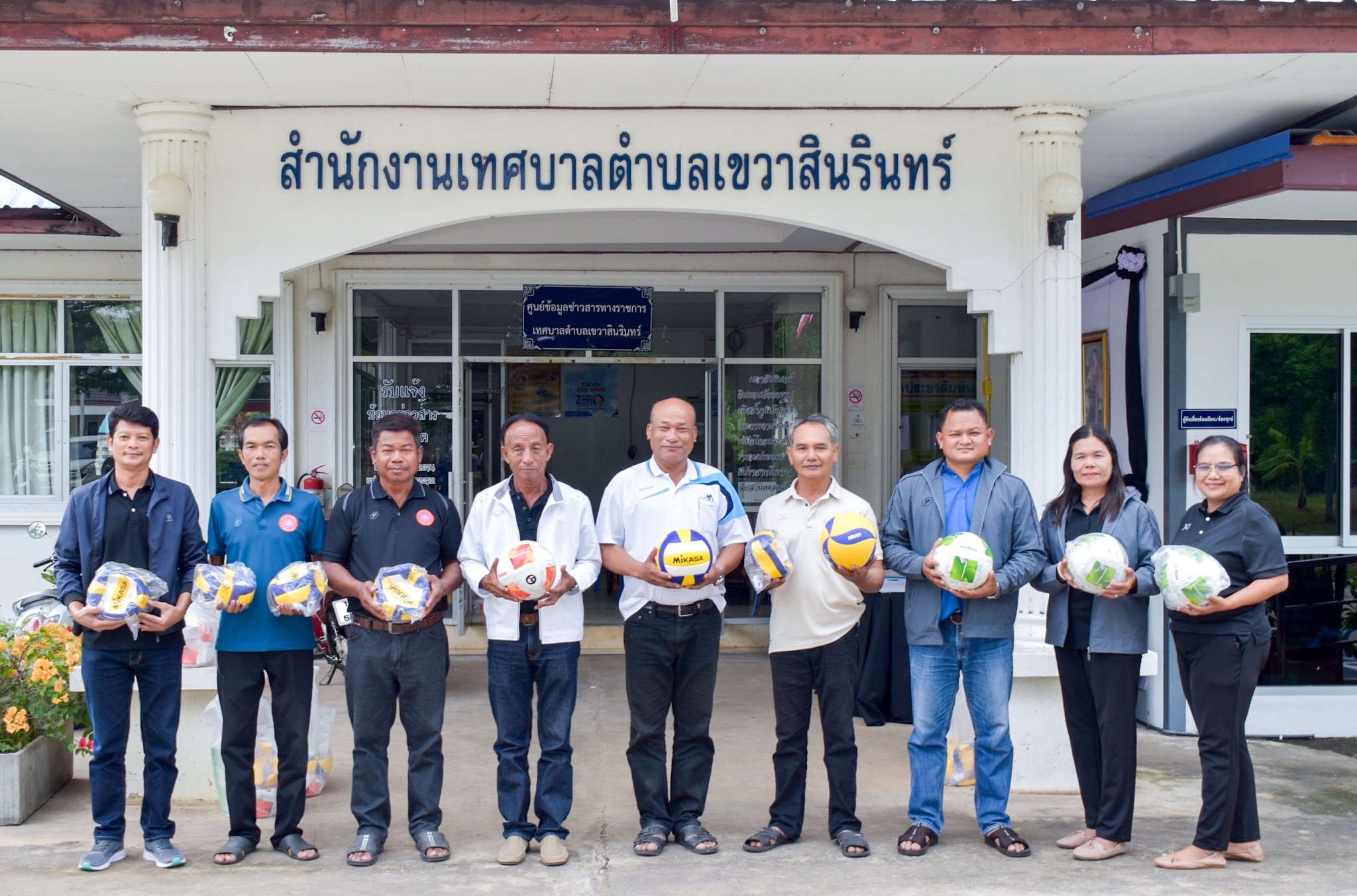 มอบอุปกรณ์กีฬา ประจำปีงบประมาณ 2569 ให้กับตัวแทนทั้ง 11 หมู่บ้าน ในสังกัดเทศบาลตำบลเขวาสินรินทร์ ณ หน้าสำนักงานเทศบาลตำบลเขวาสินรินทร์